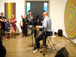 Thorwald Jørgensen plays theremin in the National Gallery. Photo by the author.
