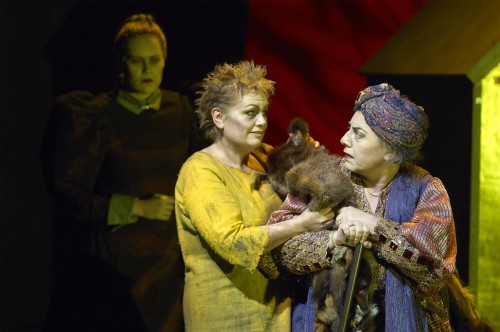 (from left) Betty Allison as the Trainbearer, Susan Bullock as Elektra and Ewa Podleś as Klytämnestra in the Canadian Opera Company’s production of Elektra, 2007. Photo Michael Cooper