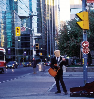 Busking outside Roy Thomson Hall - a musical ecosystem. Photo COSMO CONDINA NORTH AMERICA / ALAMY STOCK PHOTO
