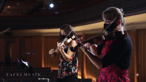 Still from Tafelmusik’s Il Seicento, February 18: violinists Elisa Citterio (L) and Patricia Ahern.