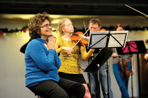 Jeanne Lamon enjoying a Tafelmusik Winter Institute rehearsal, 2013. Photo: GARY BEECHEY