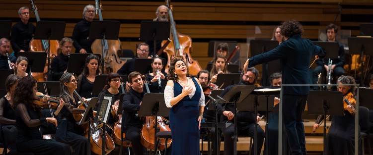 Sharon Azrieli, performing at the October 2022 AMP Gala with Orchestre Métropolitain and Alexandre Bloch, conductor, in the Maison symphonique de Montréal. Photo by Danylo Bobyk.