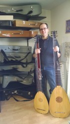 The instrument on the left is a 14-course archlute by Michael Schreiner (Toronto, 2010) after David Tecchler, Rome c1725 (Metropolitan Museum of Art) The instrument on the right is a 15-course theorbo by Michael Schreiner (Toronto, 2004) after Sebastian Schelle, Nürnberg 1728 (Nürnberg, Germanisches Nationalmuseum)  PHOTO: HEATHER HOLBROOK