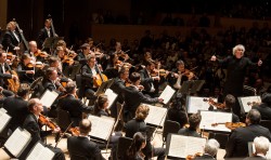 Sir Simon Rattle conducts the Berliner Philharmoniker in Mahler’s Symphony No.7 at Roy Thomson Hall, November 15. CREDIT Jag Gundu for the Roy Thomson Hall Archive.