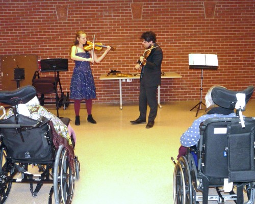 Rebekah Wolkstein and Drew Jurecka performing at Kensington Gardens. Photo by Vivien Fellegi