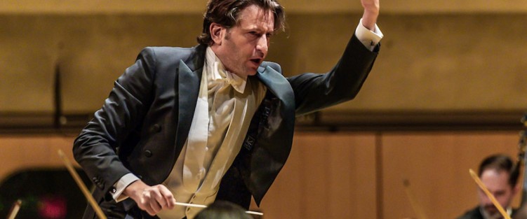 Gustavo Gimeno with the TSO in A Welcome Return (November 10, 2021). Photo credit: Gerard Richardson.