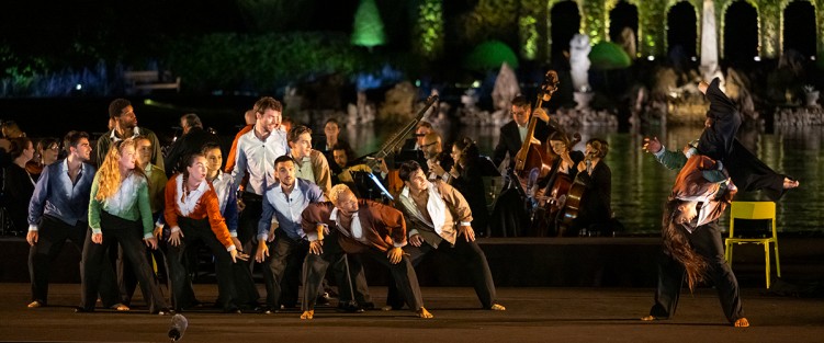 The Fairy Queen, coming to Toronto Summer Music, pictured here in the Chaconne: “They shall be as happy as they are Fair.” At Festival Dans les Jardins de William Christie. Photo by J. Gazeau.