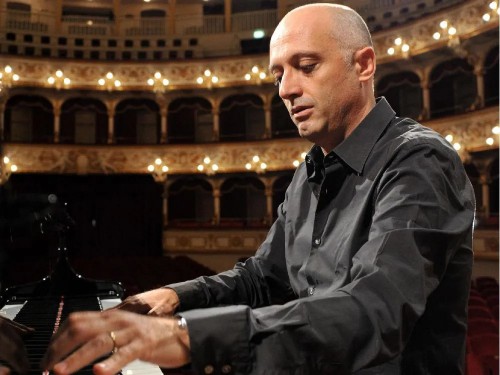 Tenor Alexander Cappellazzo is Diapente and Apocryphonia’s founding artistic director. Amor Con Fortuna plays at the Heliconian Hall October 15 at 7:30pm.