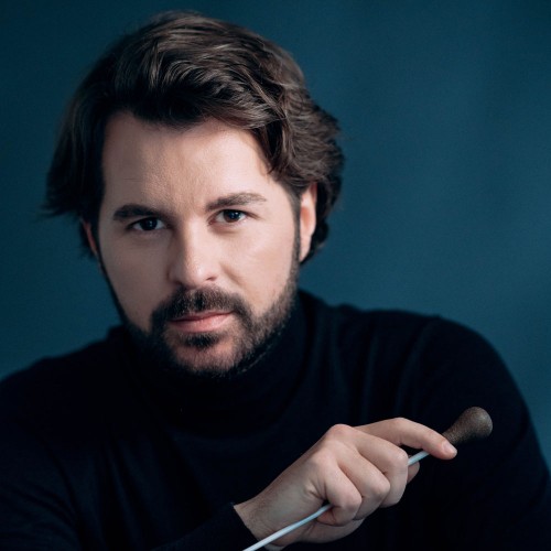 Conductor Simon Rivard. Photo by Tam Lan Truong
